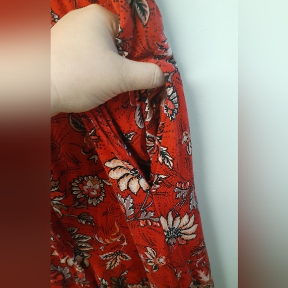 Pretty red flowered jumpsuit - Maurices' brand - size small - Picture 4 of 6